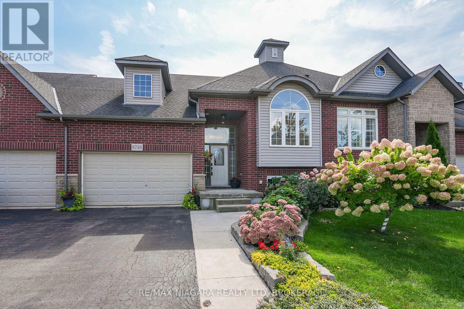 8738 Upper Canada Dr, Niagara Falls, ON L2H 0A3