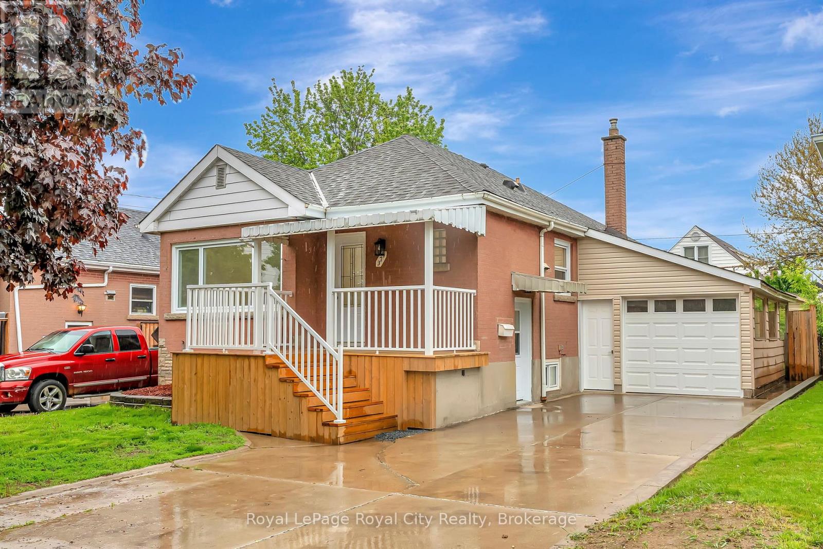 379 E 27th St, Hamilton, ON L8V 3H1