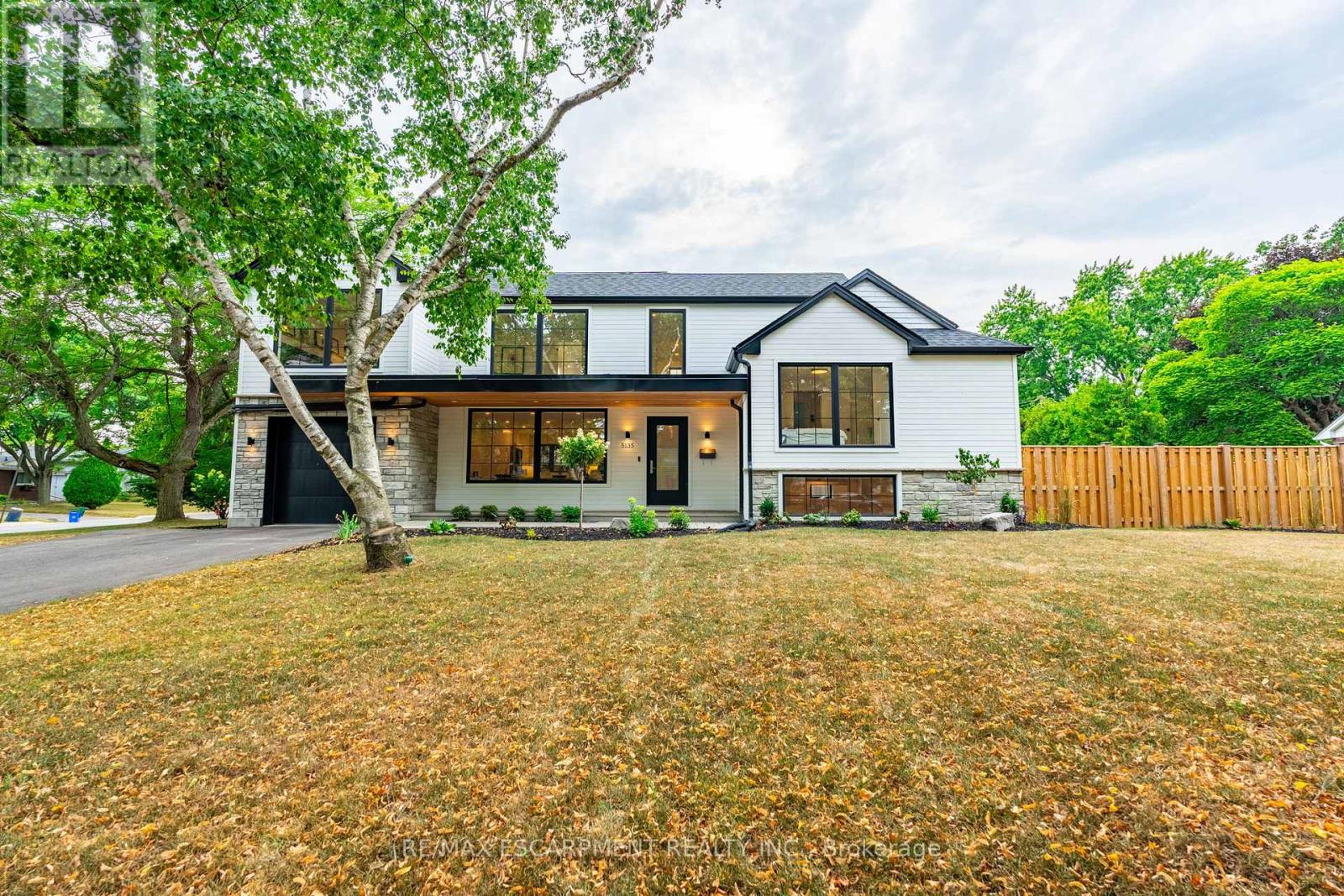 5135 Mulberry Dr, Burlington, ON L7L 3P5