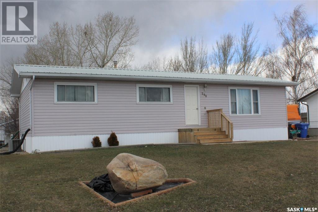 209 3 Avenue East, Lampman, SK S0C 1N0