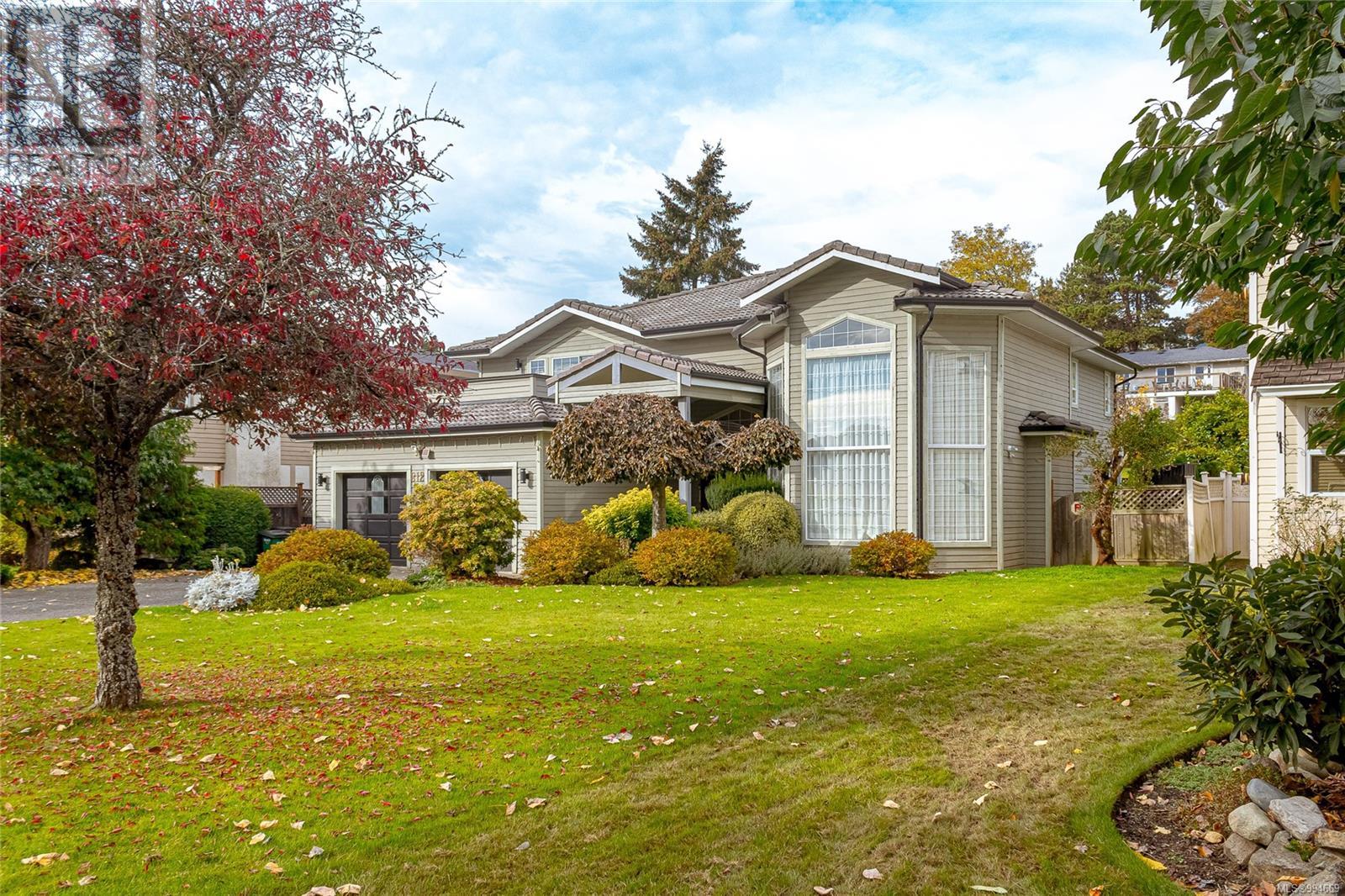 812 Dalewood Ln, Saanich, BC V8X 5G6