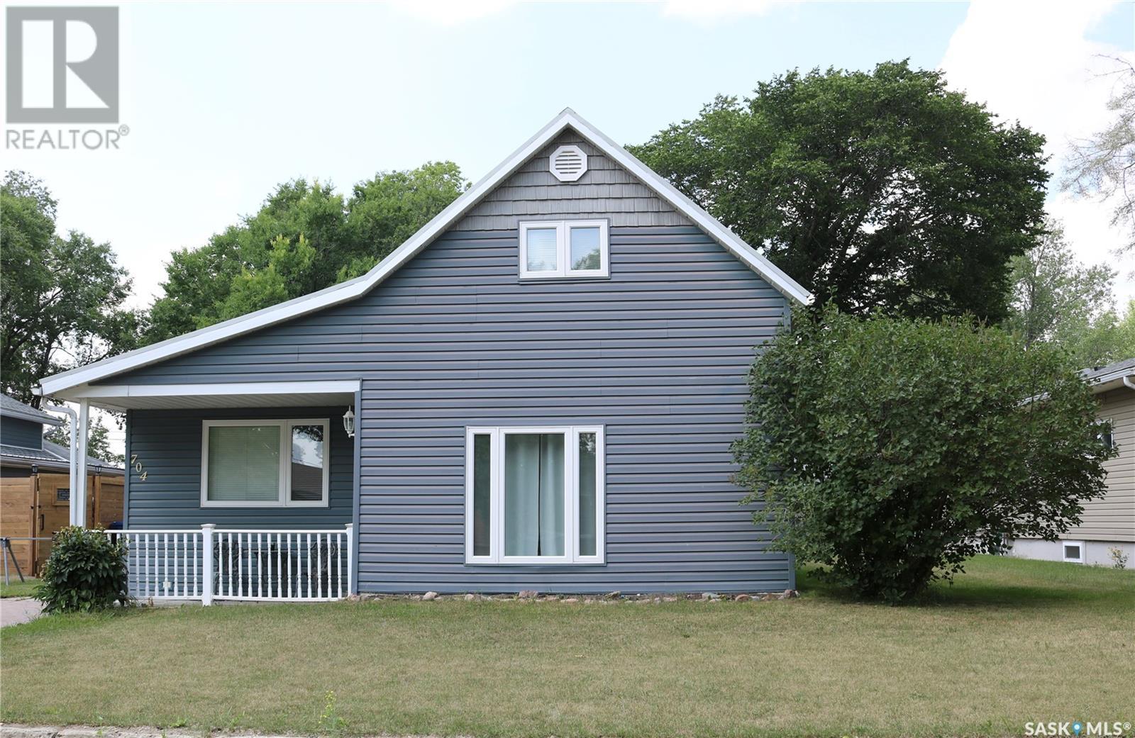 704 Ogilvie St, Moosomin, SK S0G 3N0