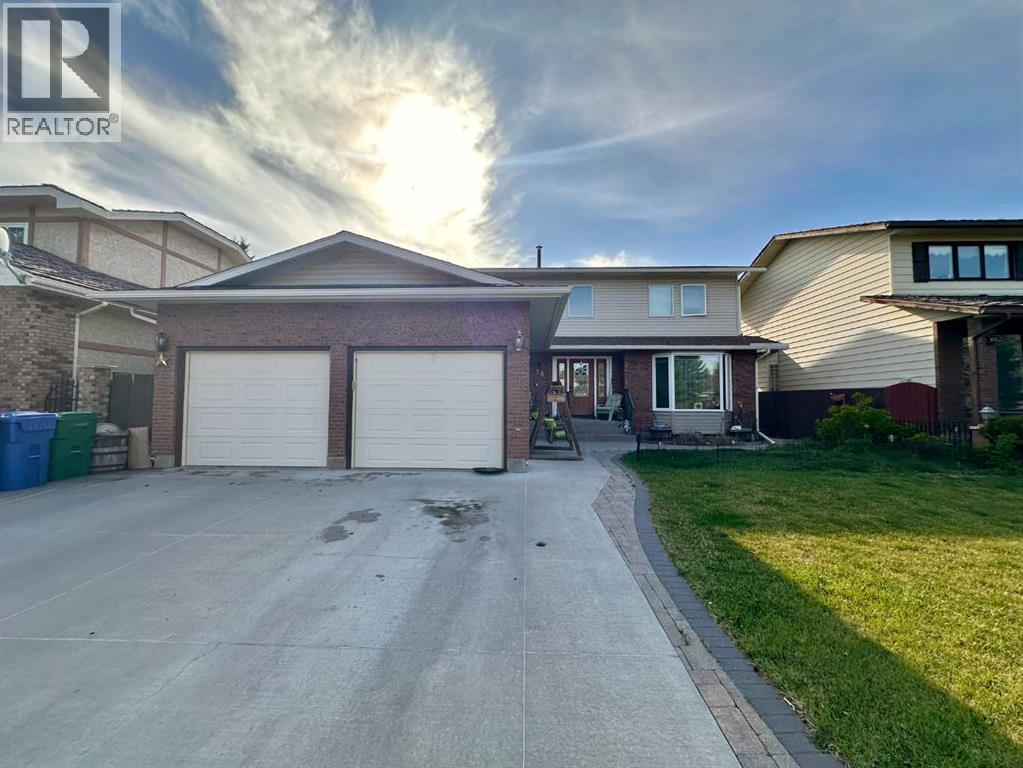 26 Tudor Ct S, Lethbridge, AB T1K 5C9