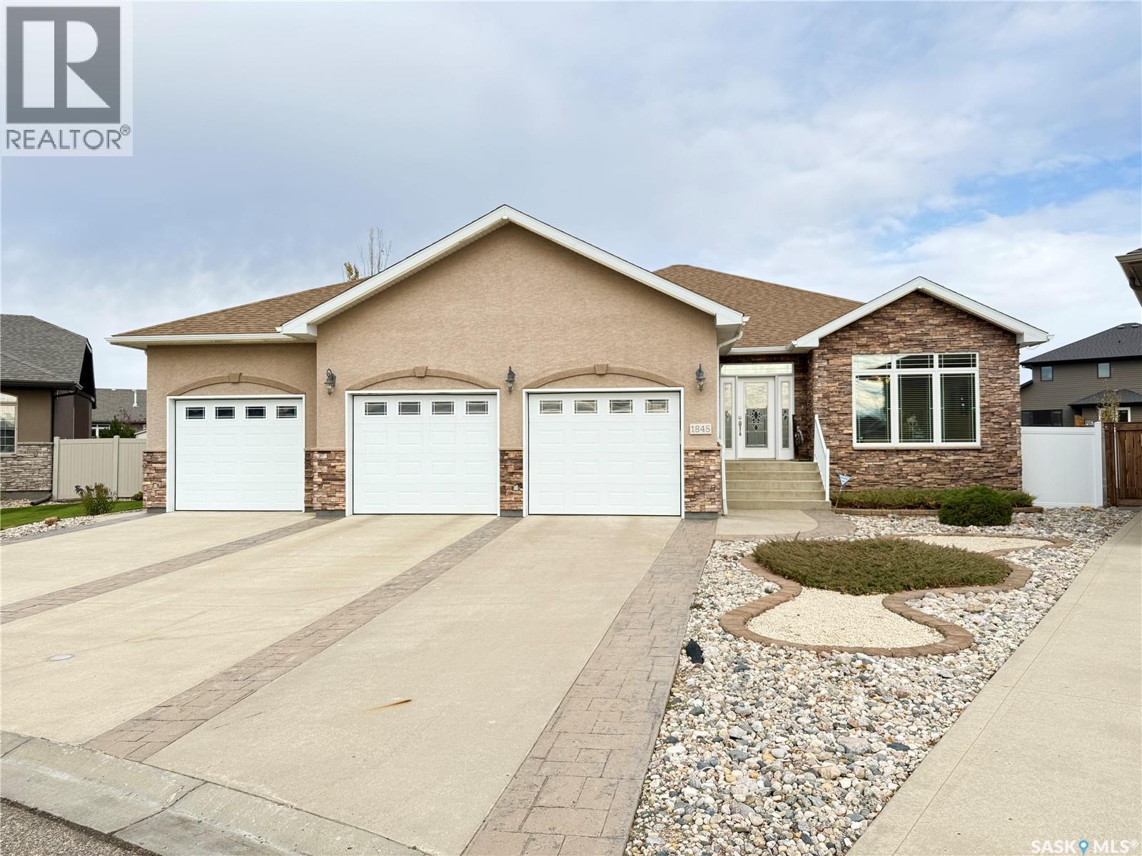 1845 Gordon Miles Pl, Weyburn, SK S4H 0B9