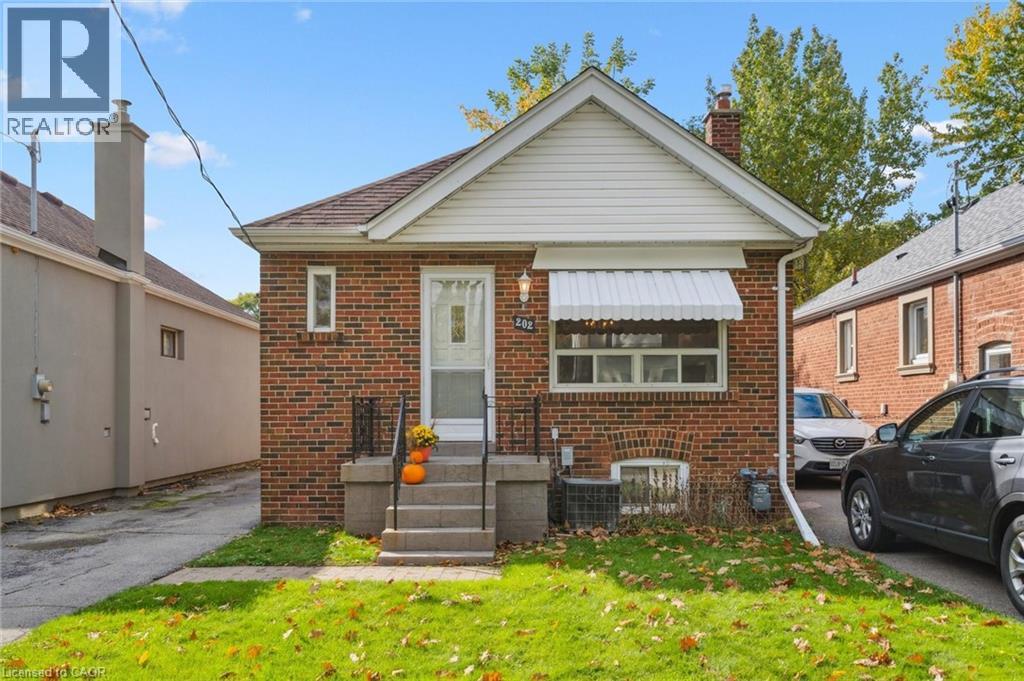 202 Alderbrae Ave, Toronto, ON M8W 4K5