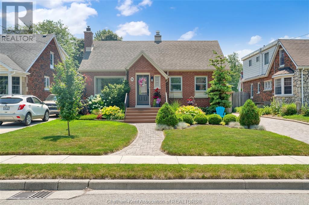 74 Phyllis Ave, Chatham, ON N7M 3C3