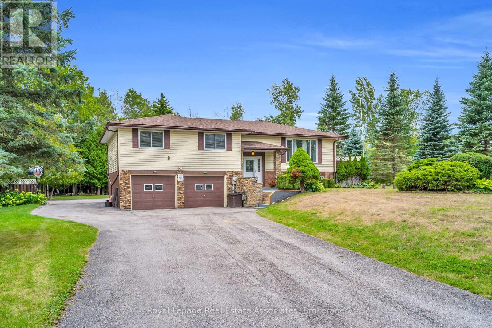 69 George Ave, Wasaga Beach, ON L9Z 2X9