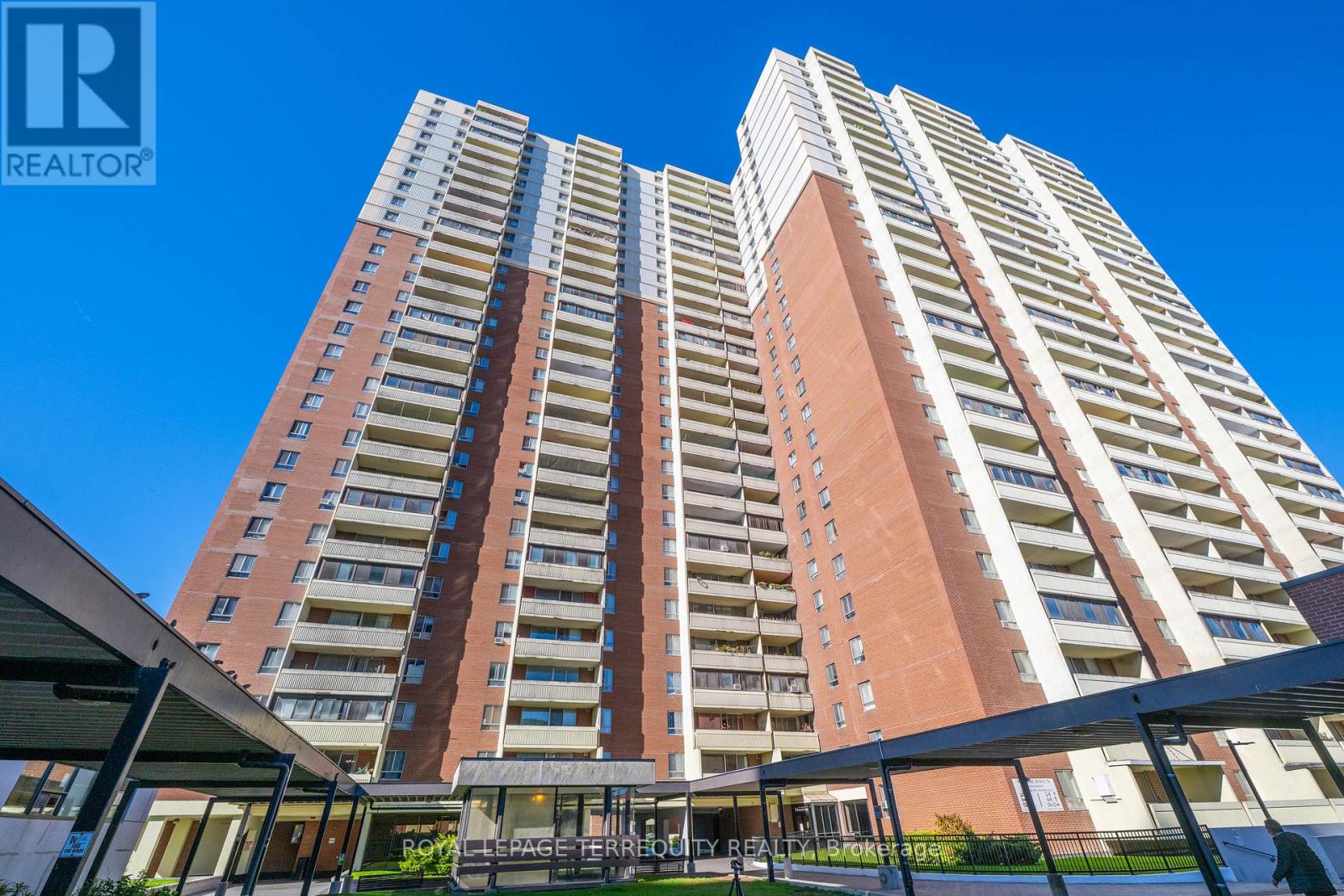 519 5 Massey Sq, Toronto, ON M4C 5L6
