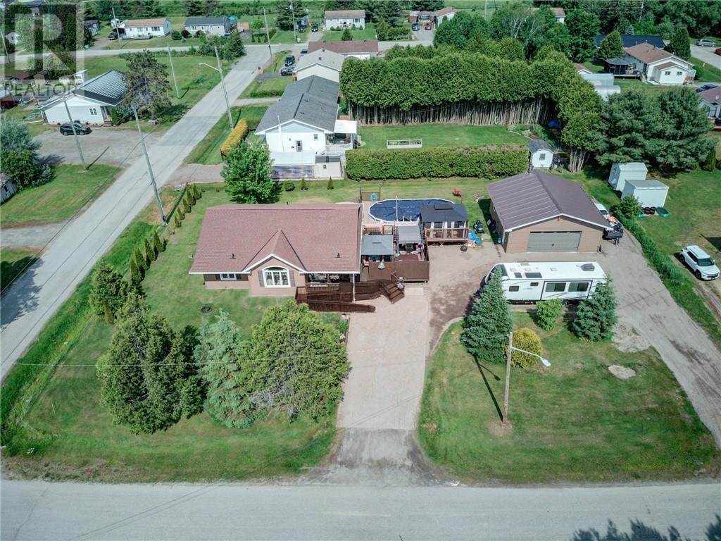 18 Jessup St, Cache Bay, ON P0H 1G0