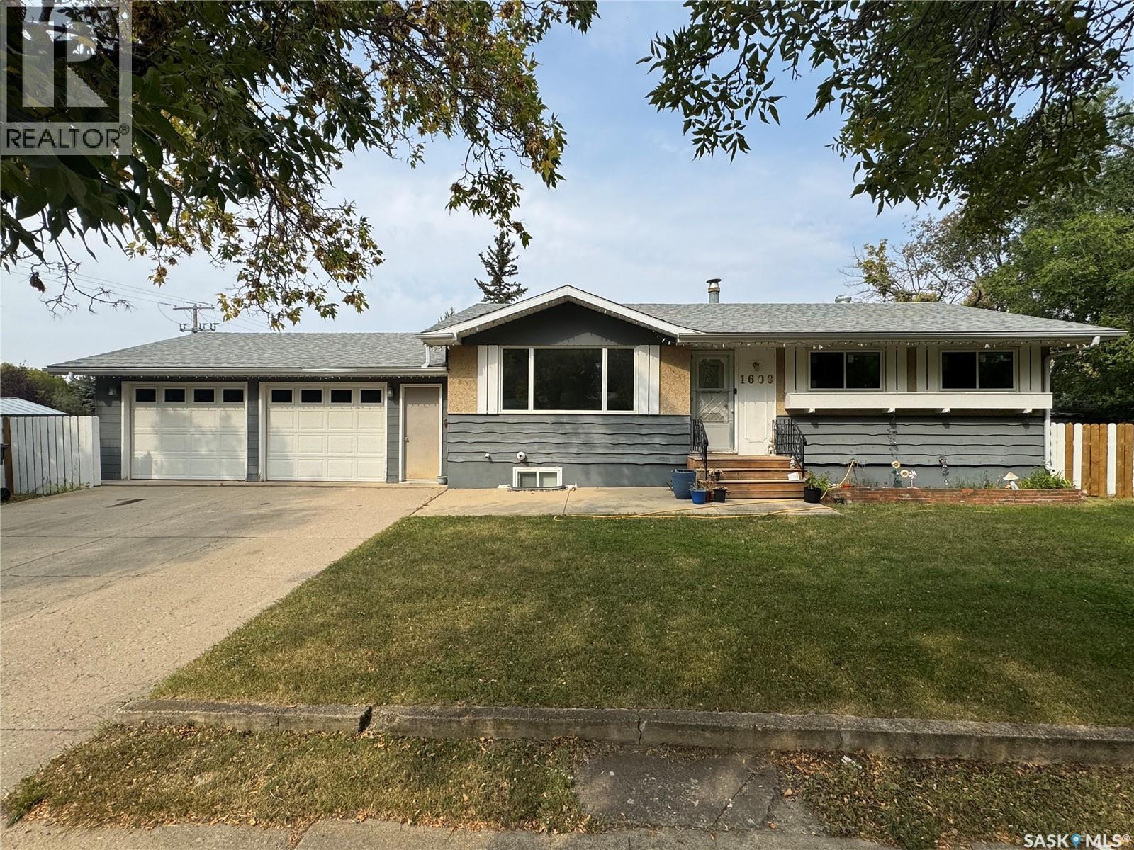 1609 Warren Ave, Weyburn, SK S4H 0M3