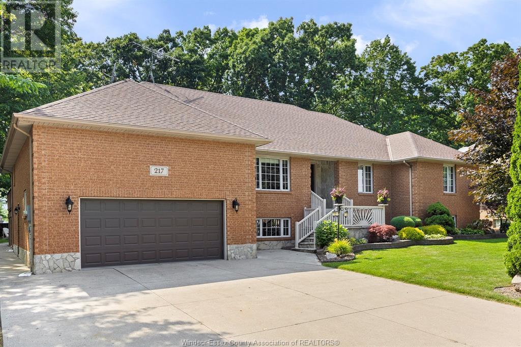 217 Woodland Dr, Essex, ON N0R 1G0