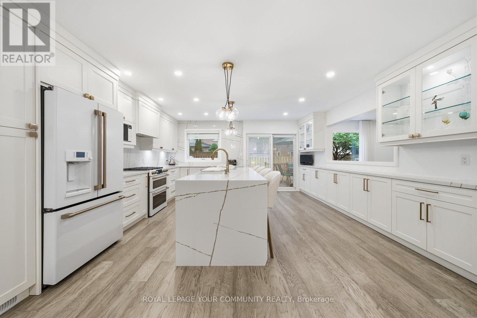 15 Redondo Dr, Vaughan, ON L4J 7S7