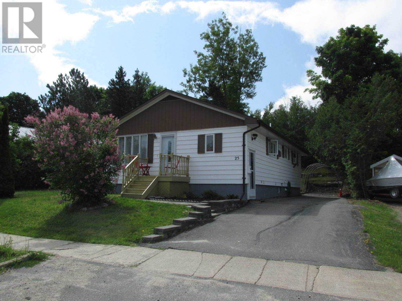 25 Roman Ave, Elliot Lake, ON P5A 1R6