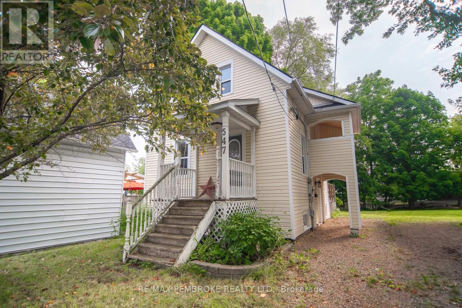 547 Mackay St, Pembroke, ON K8A 1E8