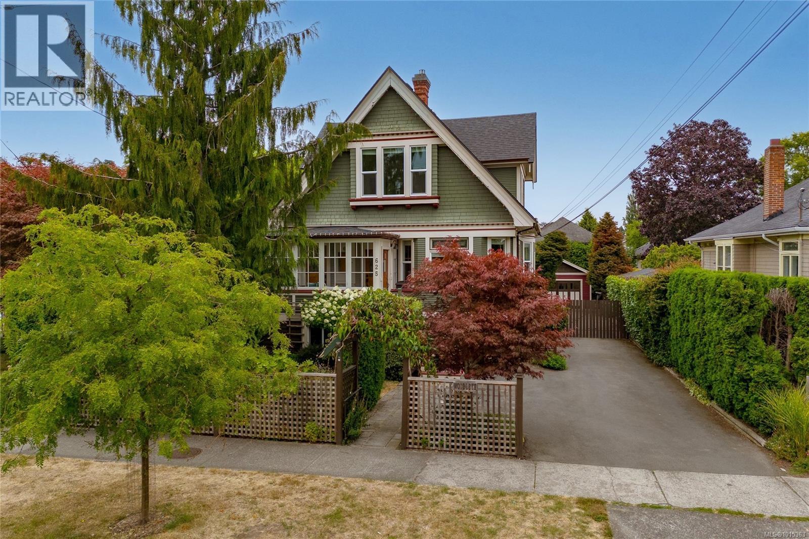 625 Harbinger Ave, Victoria, BC V8V 4H9