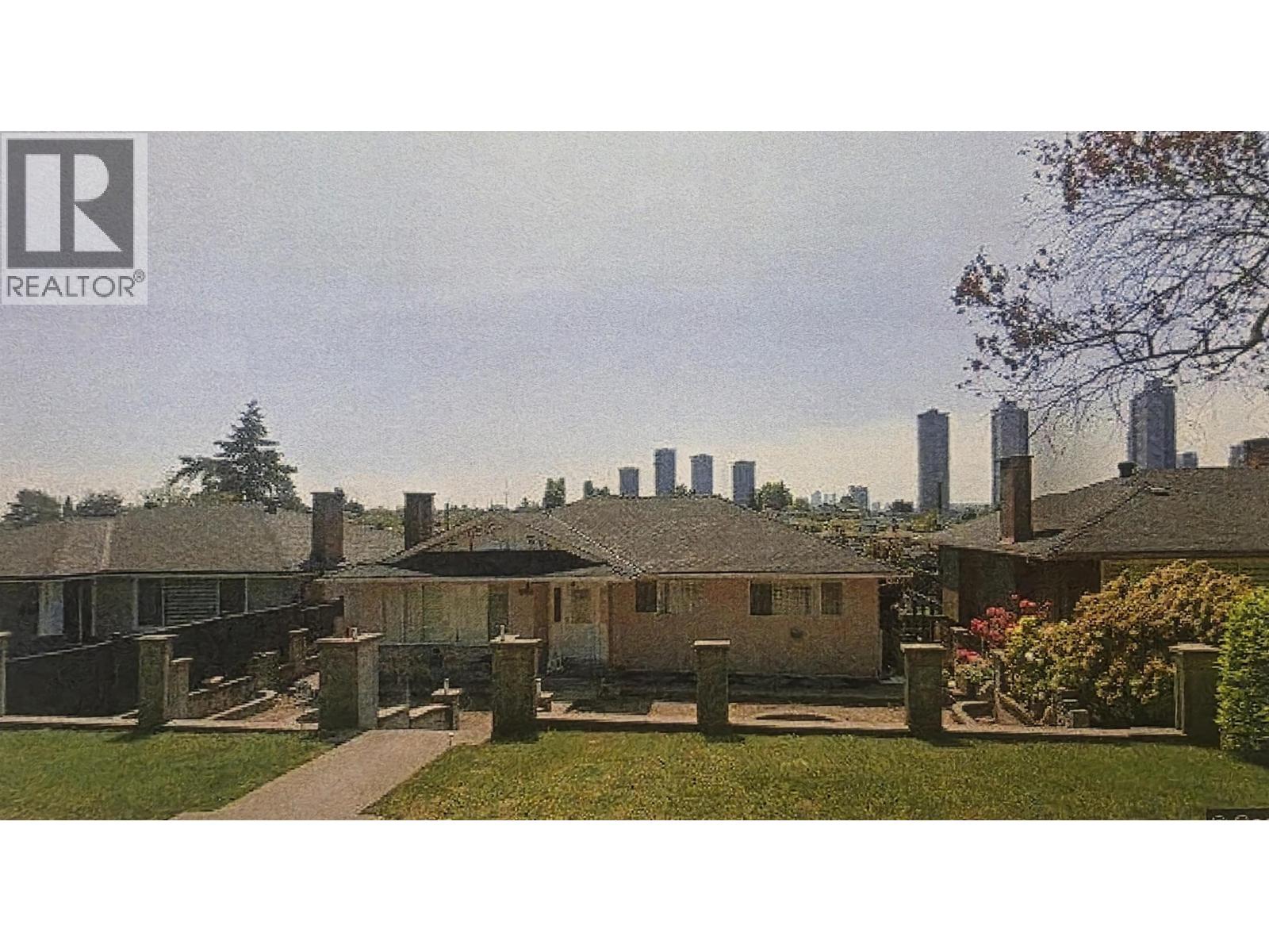 4734 Parker St, Burnaby, BC V5C 3E3