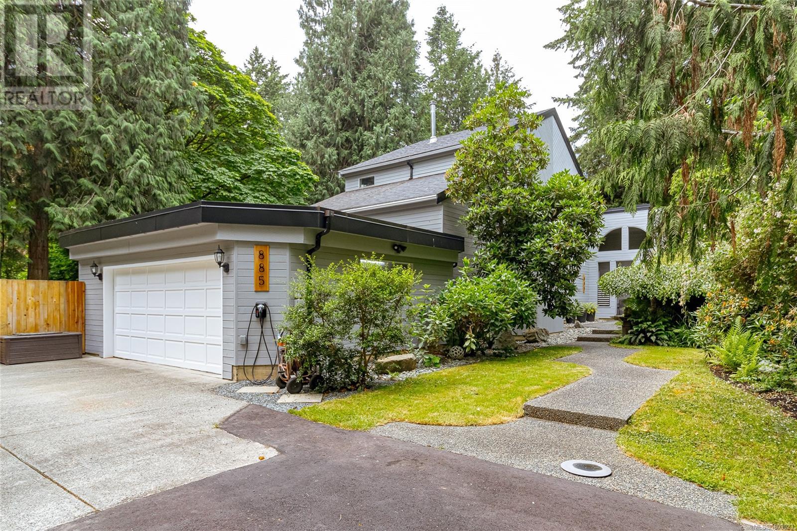 885 Falkirk Ave, North Saanich, BC V8L 5G8