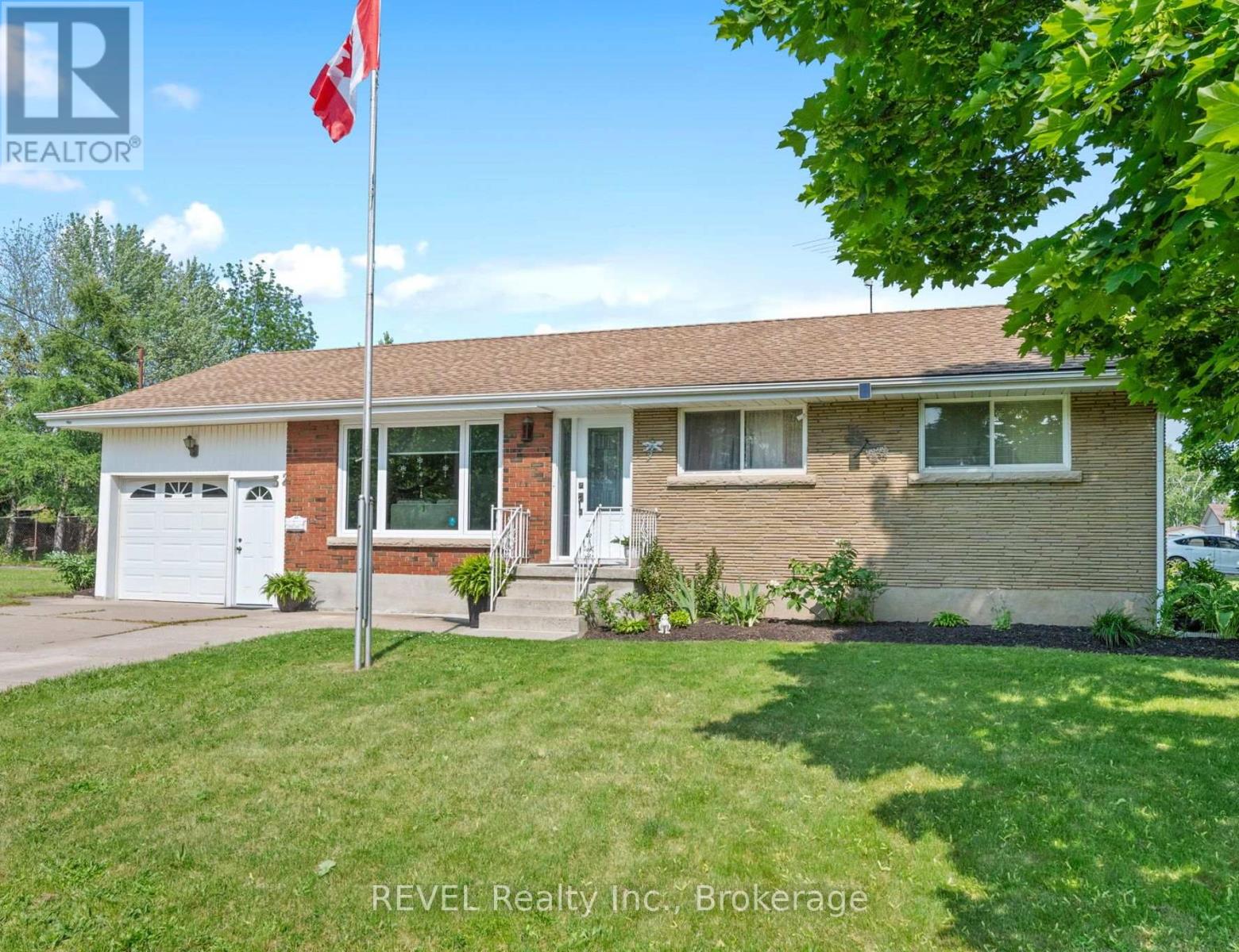 32 Hanson Dr N, St. Catharines Buntinglinwell, ON L2M 2X1