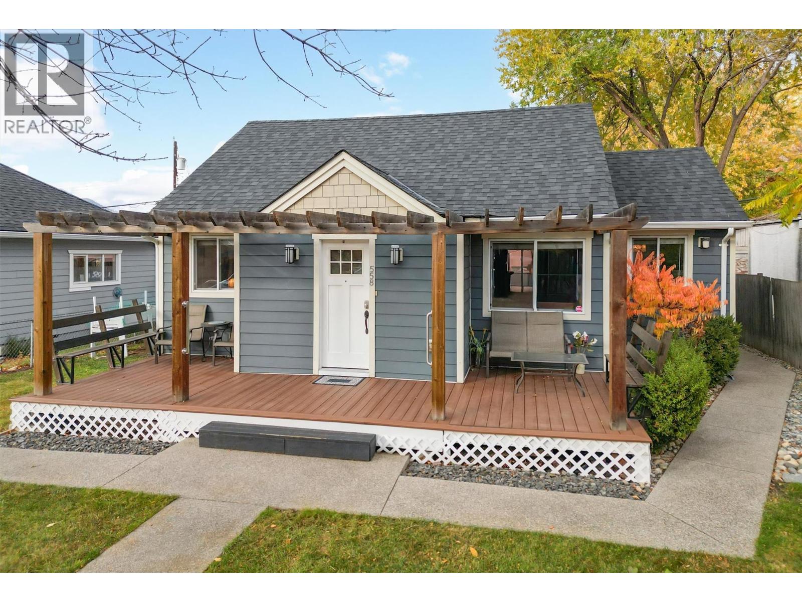 558-560 Cambridge Ave, Kelowna, BC V1Y 7M3