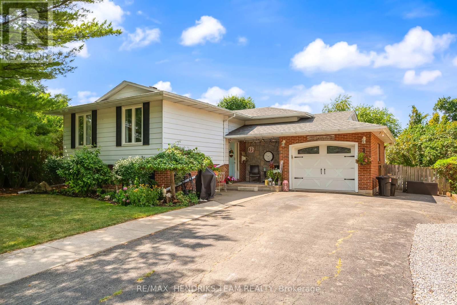 5 Whittaker Ave, Grimsby, ON L3M 3J2