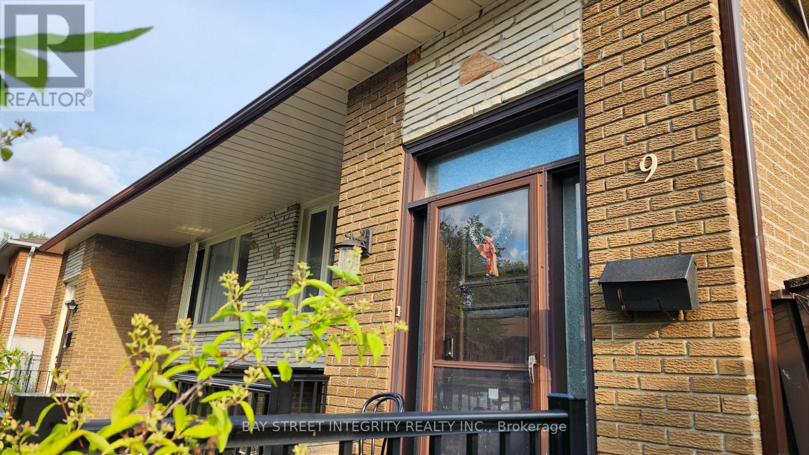 9 Mentor Blvd, Toronto, ON M2H 2M9