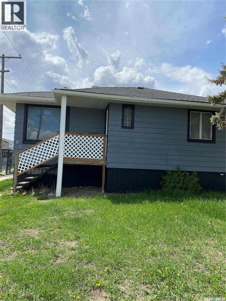 978 Lindsay St, Regina, SK S4N 3A6