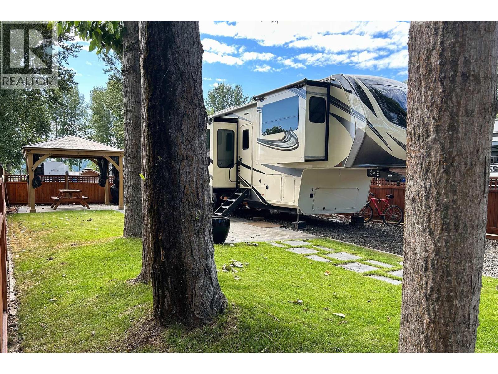 7 Rainbow Ln, Lee Creek, BC V0E 1M4