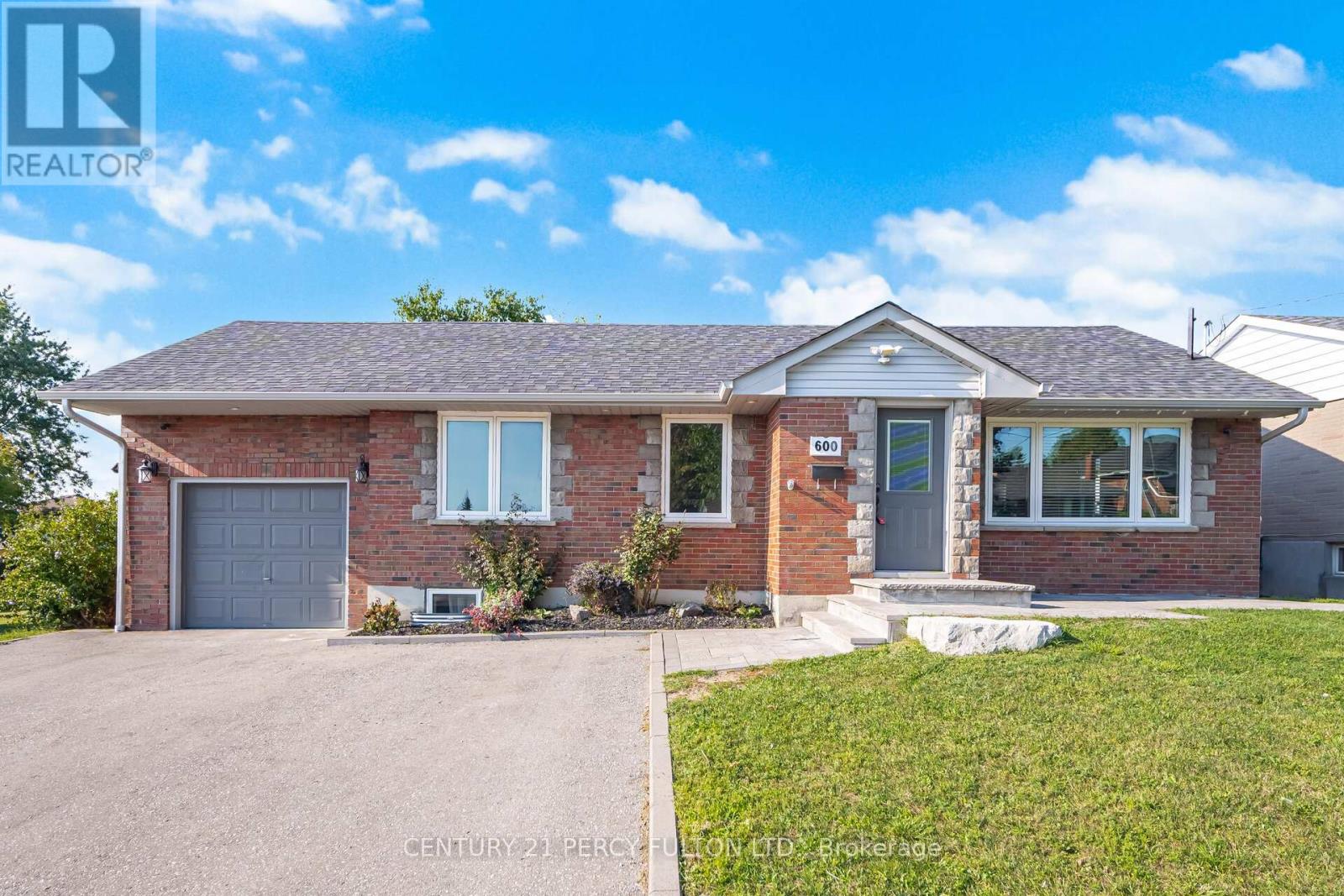 600 Ridgeway Ave, Oshawa, ON L1J 2W2