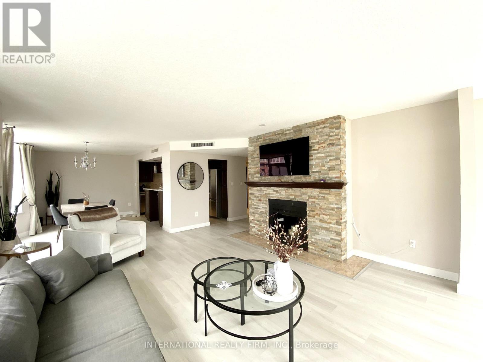 605 135 George St S, Toronto, ON M5A 4E8