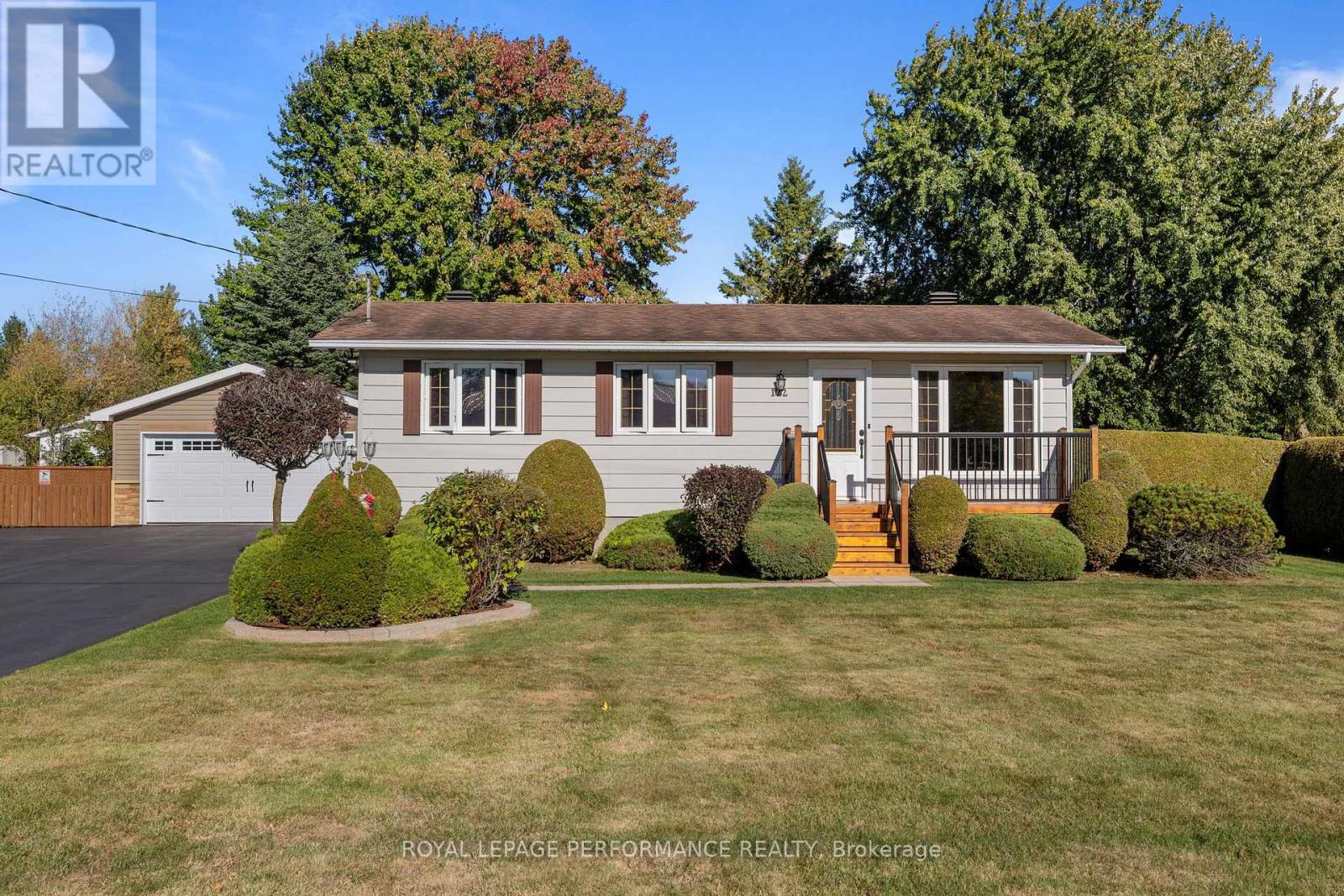 122 Maple Grove St, Russell, ON K0A 1W0