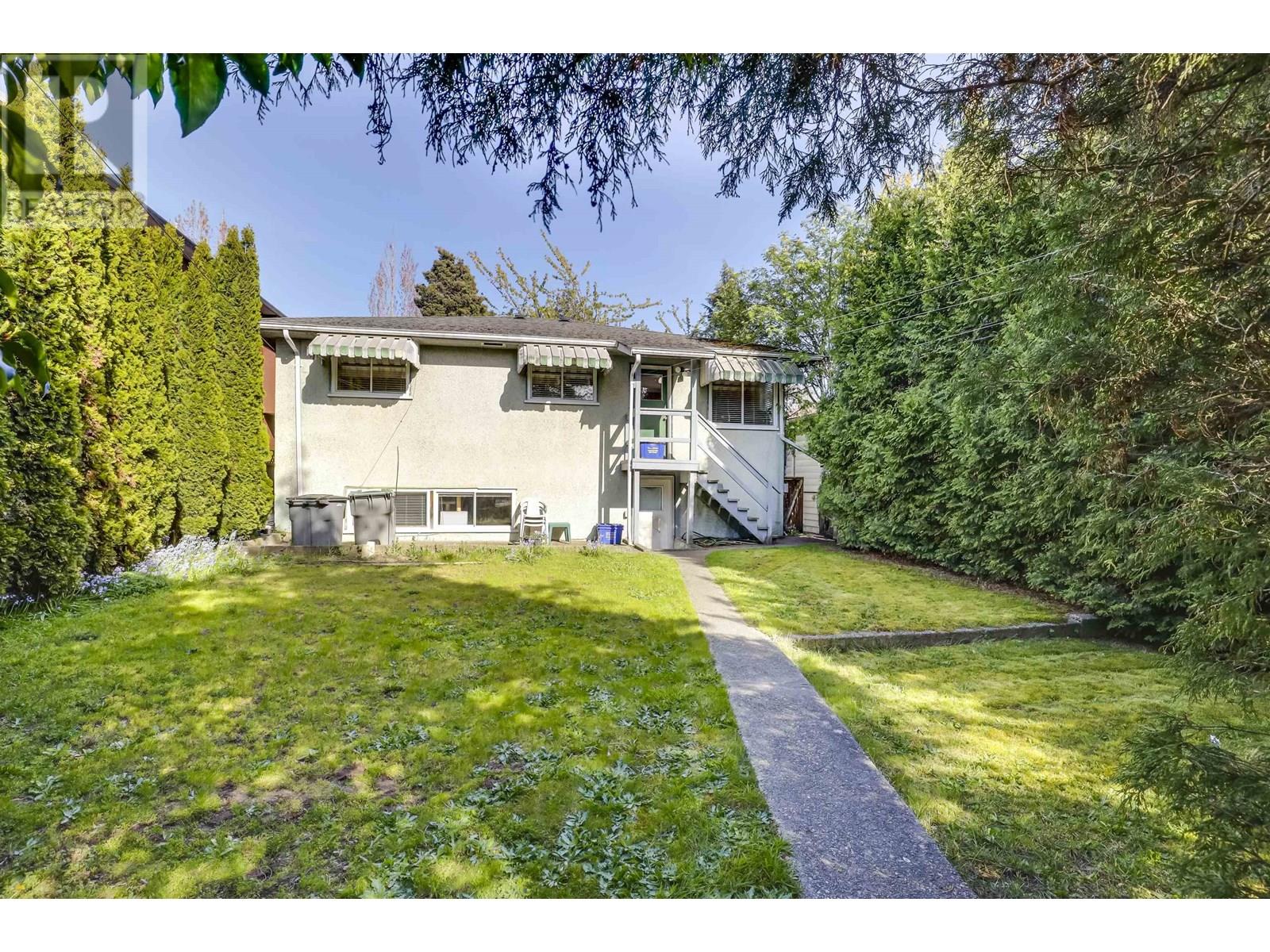 7475 Knight St, Vancouver, BC V5P 2X1