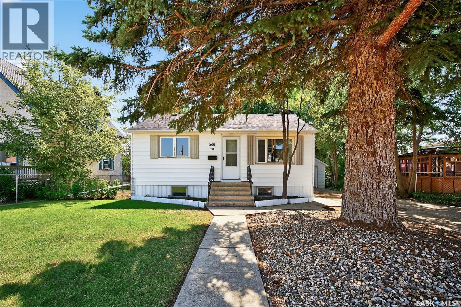 1025 Montgomery St, Moose Jaw, SK S6H 2W9