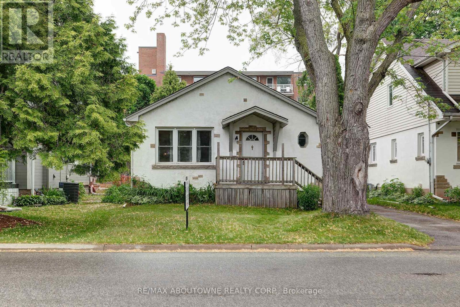 469 Woodland Ave, Burlington, ON L7R 2S2