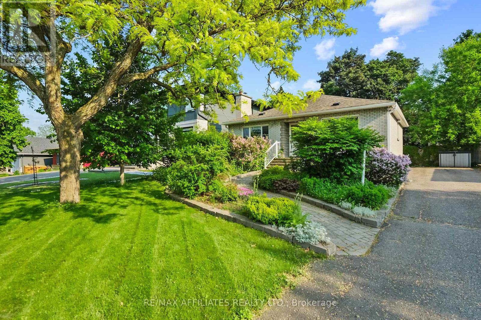 312 Mountbatten Ave, Ottawa, ON K1H 5W3