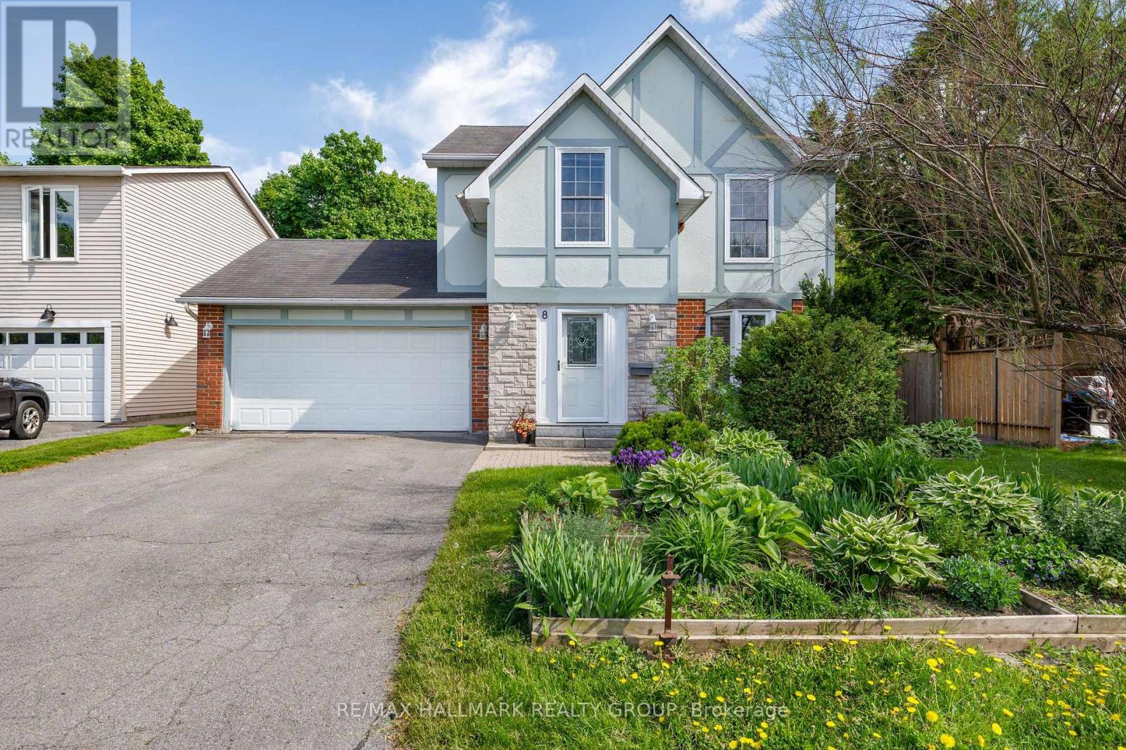 8 Scharf Ln, Ottawa, ON K2L 2K2