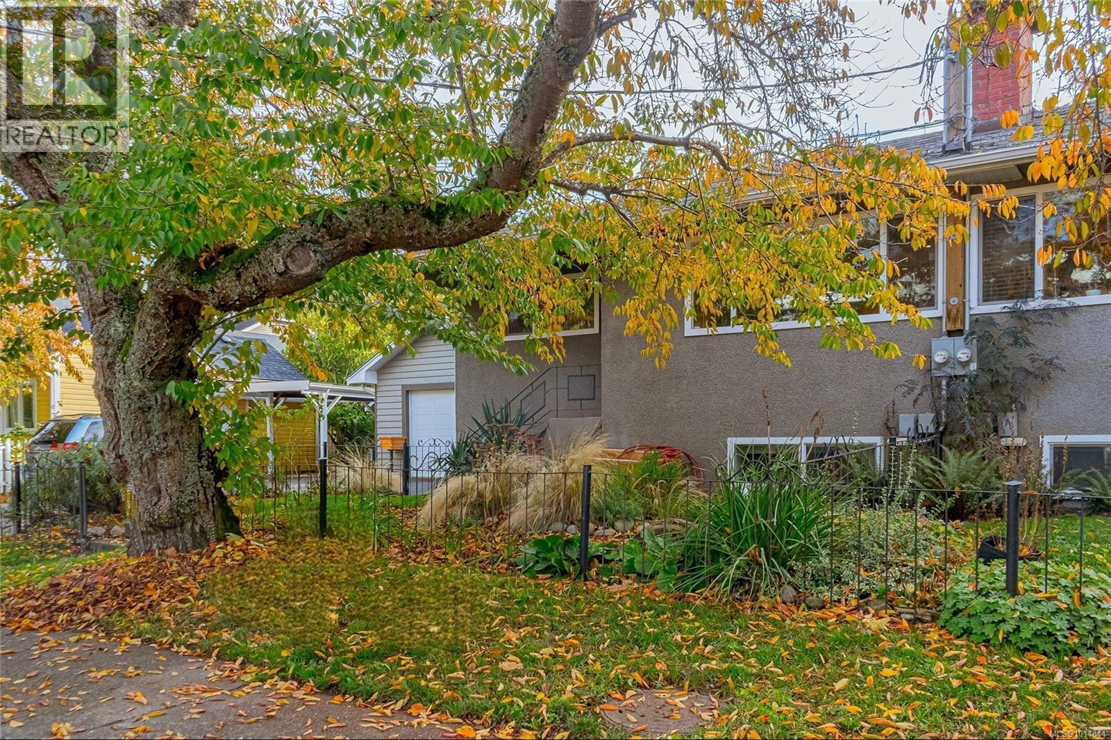 1207 Walnut St, Victoria, BC V8T 1N3