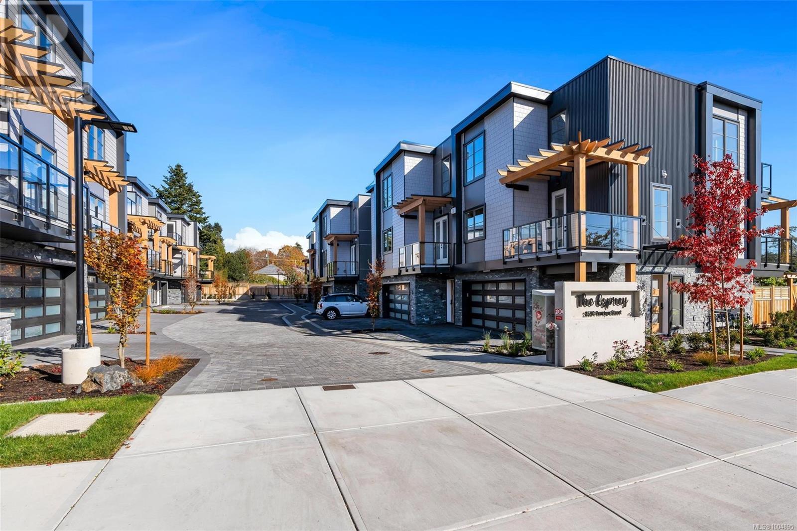 2590 Penrhyn St Unit 5 St, Saanich, BC V8N 1G3