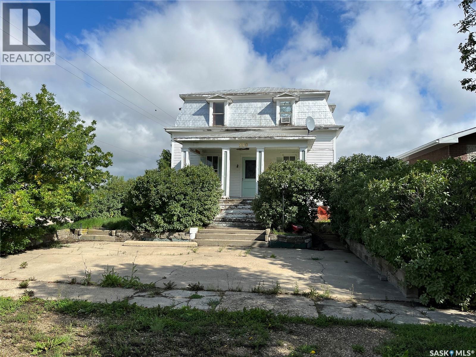 239 4th Avenue West, Gravelbourg, SK S0H 1X0