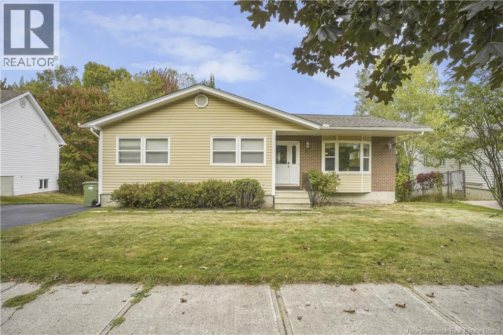 28 Pettigrove Cres, Fredericton, NB E3A 5P3