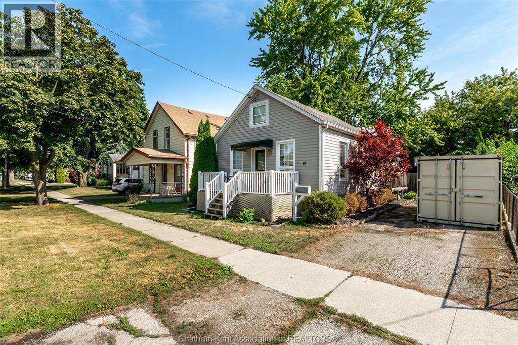 67 Pine St, Chatham, ON N7M 5G3