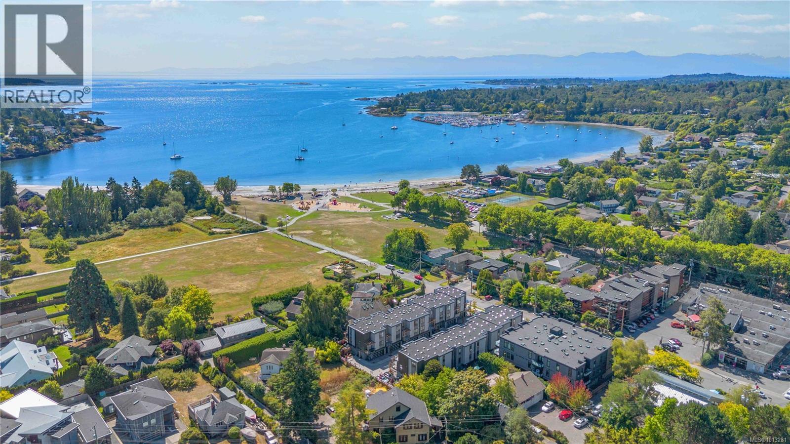 2590 Penrhyn St Unit 2 St, Saanich, BC V8N 1G3