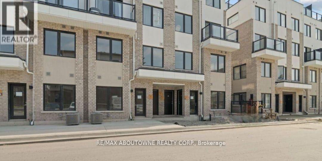 220 1695 Dersan St, Pickering, ON L1X 0E3