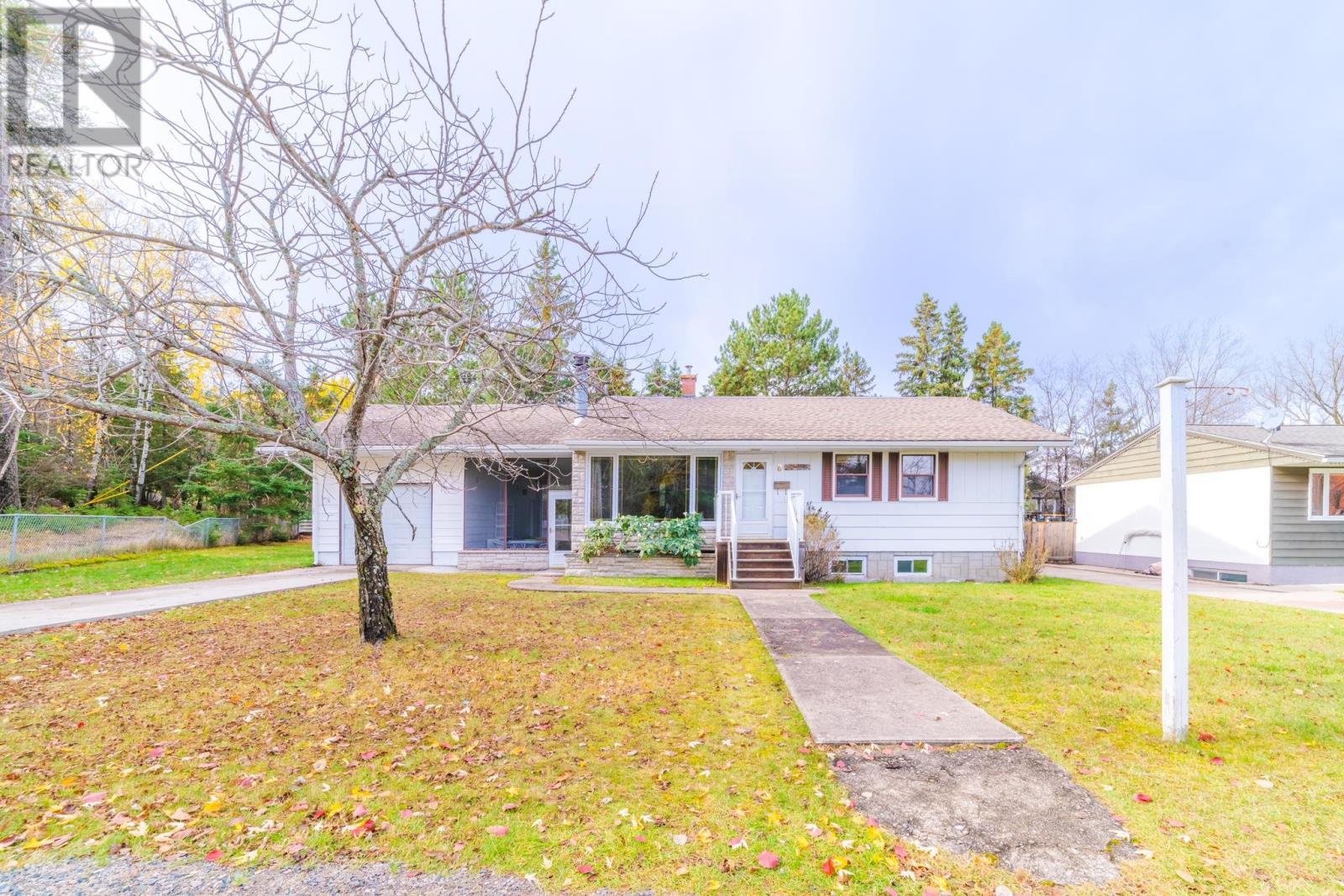 8 Seegmiller Ave, Kenora, ON P9N 3M9