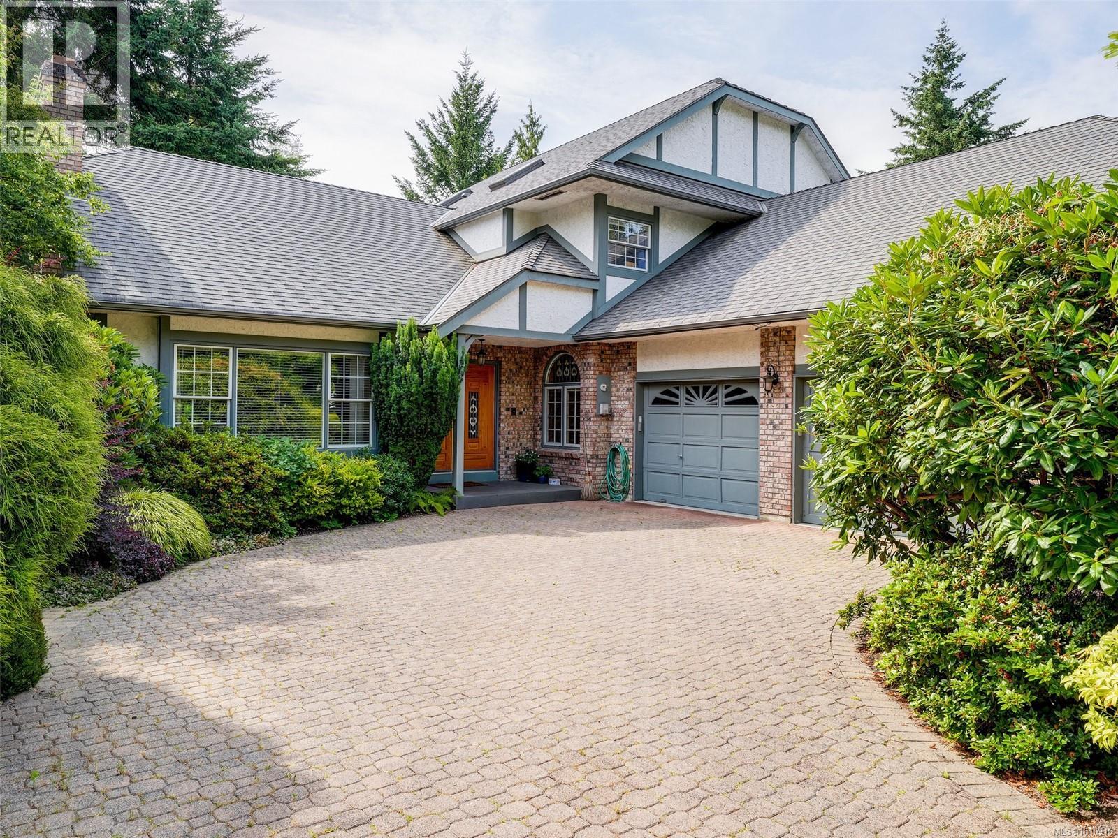 3913 Gibson Crt Ct, Saanich, BC V8N 6E2