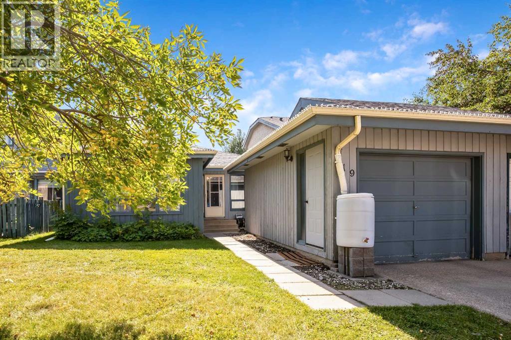 19 Hawkfield Way NW, Calgary, AB T3G 2G8