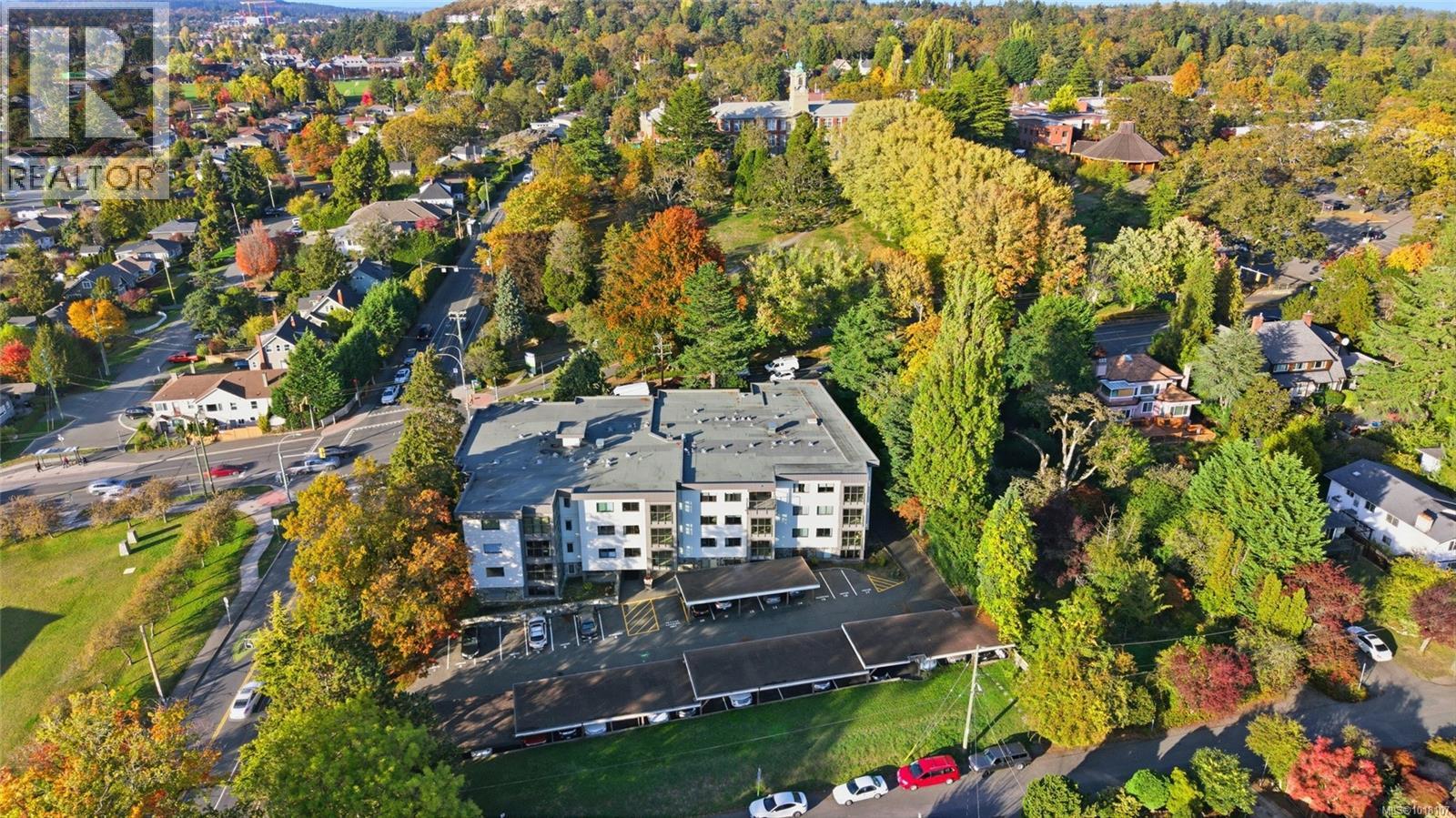 1875 Lansdowne Rd Unit 405 Rd, Saanich, BC V8P 1A9