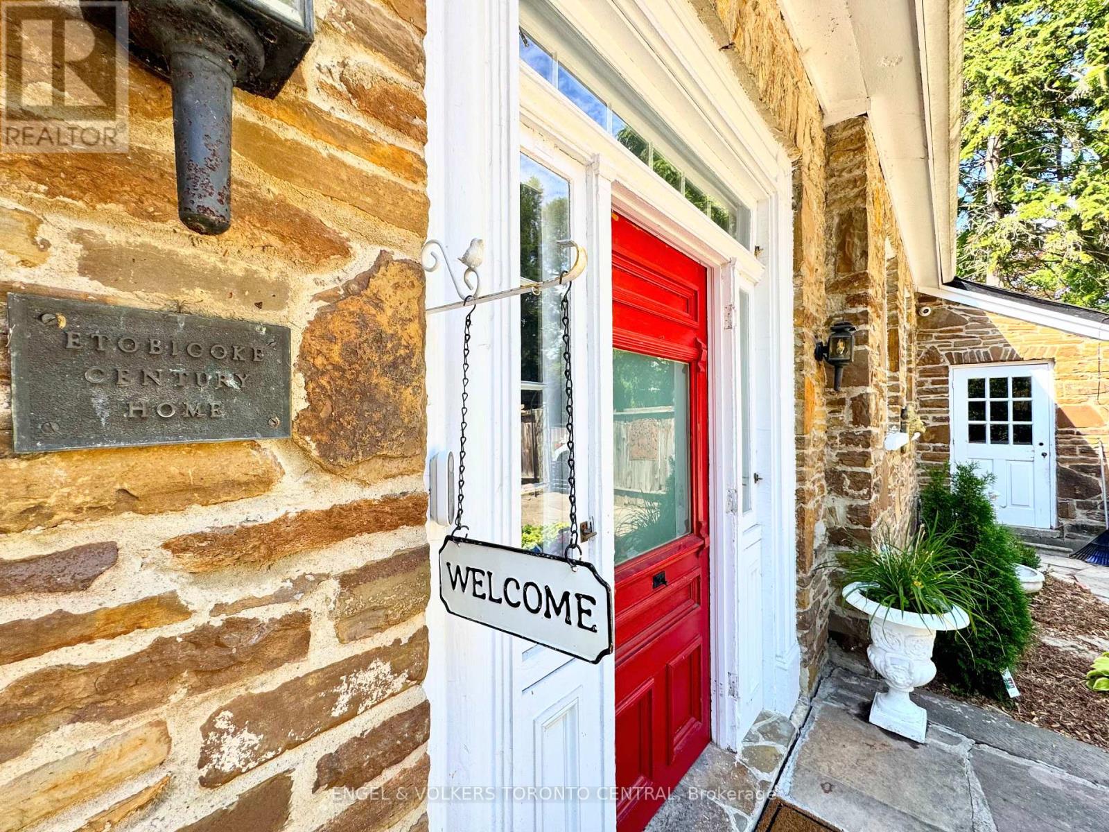 85 Yorkleigh Ave, Toronto, ON M9P 1Y3
