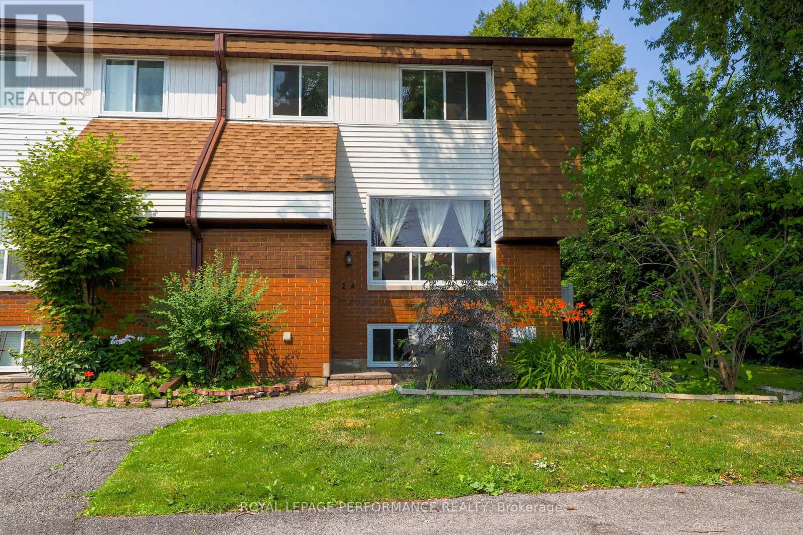2 Lovell Ln A Ln, Ottawa, ON K2H 9B6
