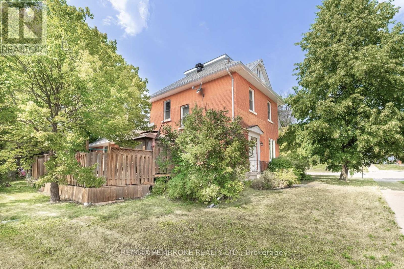 402 Christie St, Pembroke, ON K8A 4R9