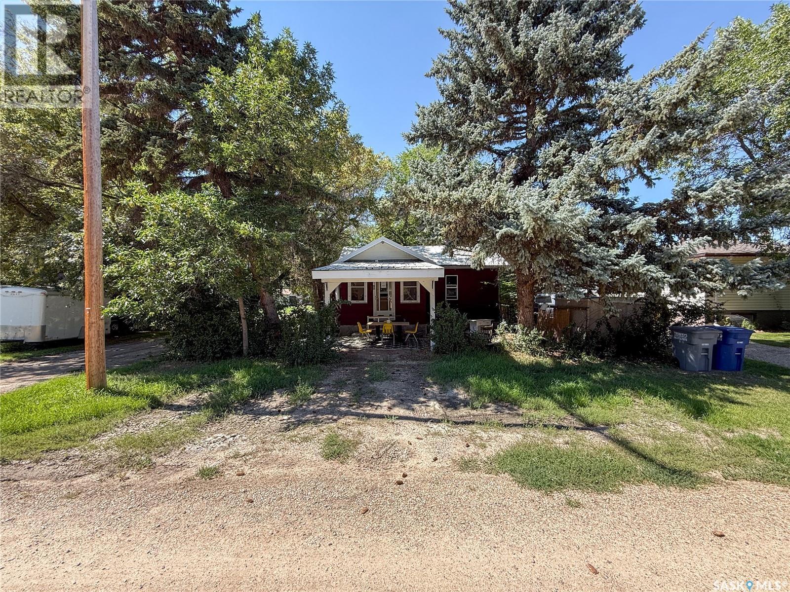 216 Spruce Ave N, Eastend, SK S0N 0T0